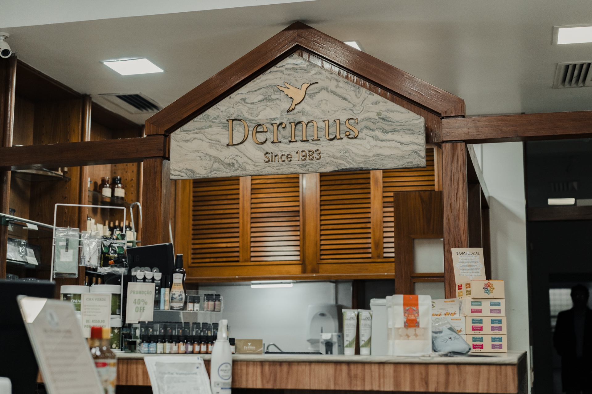 Fachada da farmácia Dermús Phaarma com logo e since 1983